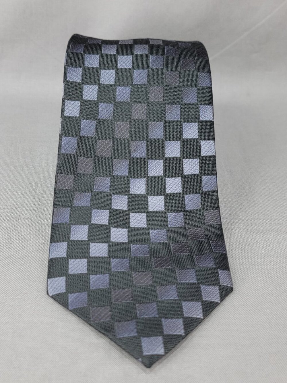 Kenneth Cole Reaction Silk Necktie Tie Mens Gray Black Checkerboard Geometric